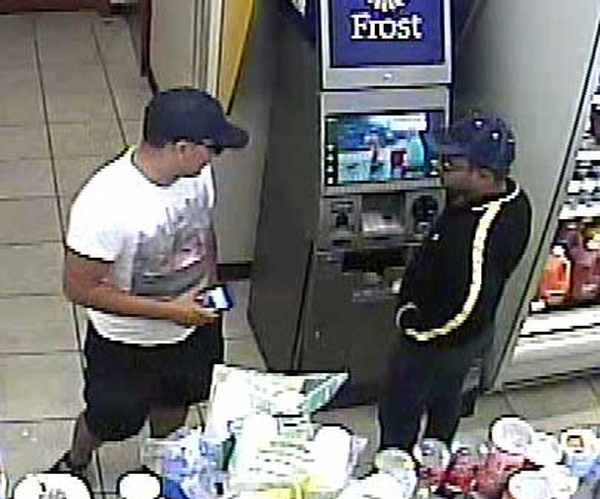 Chỉ mất 3 giây tên trộm đã lắp xong máy đọc thẻ ATM giả